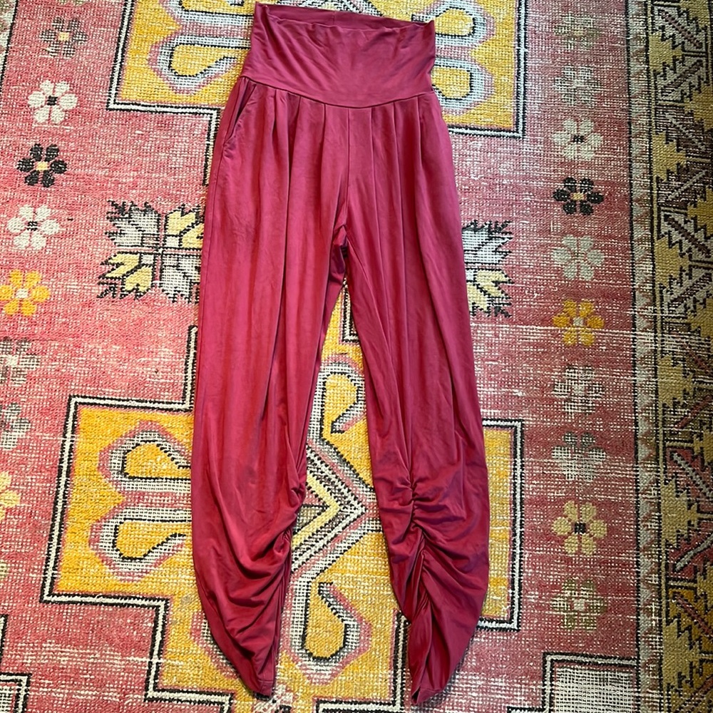 Free Label Sunday pants in berry